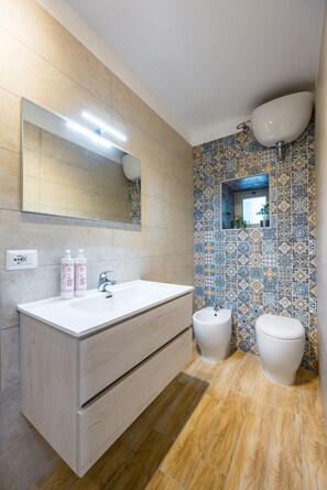 Een douche, een haardroger, handdoeken