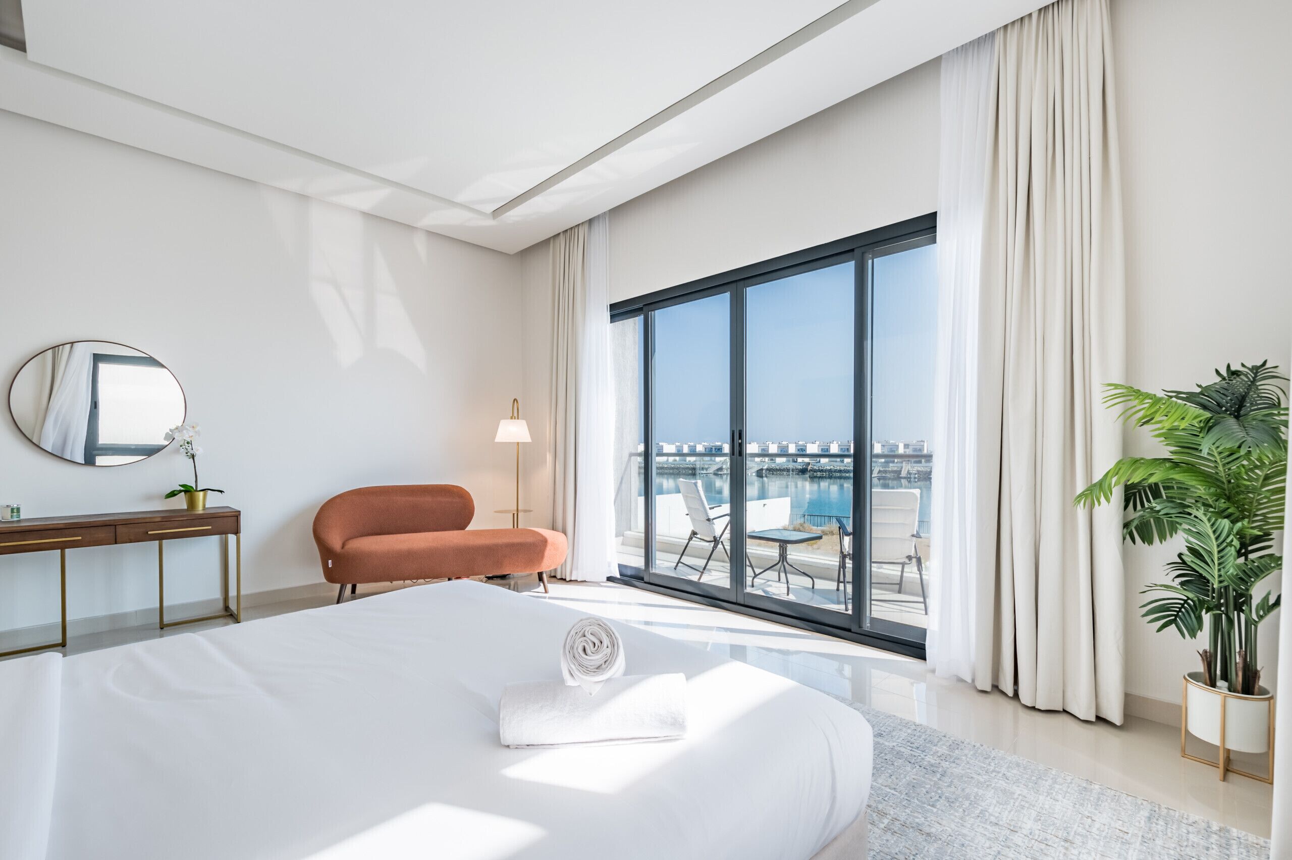 5 chambres, coffres-forts dans les chambres, fer et planche à repasser