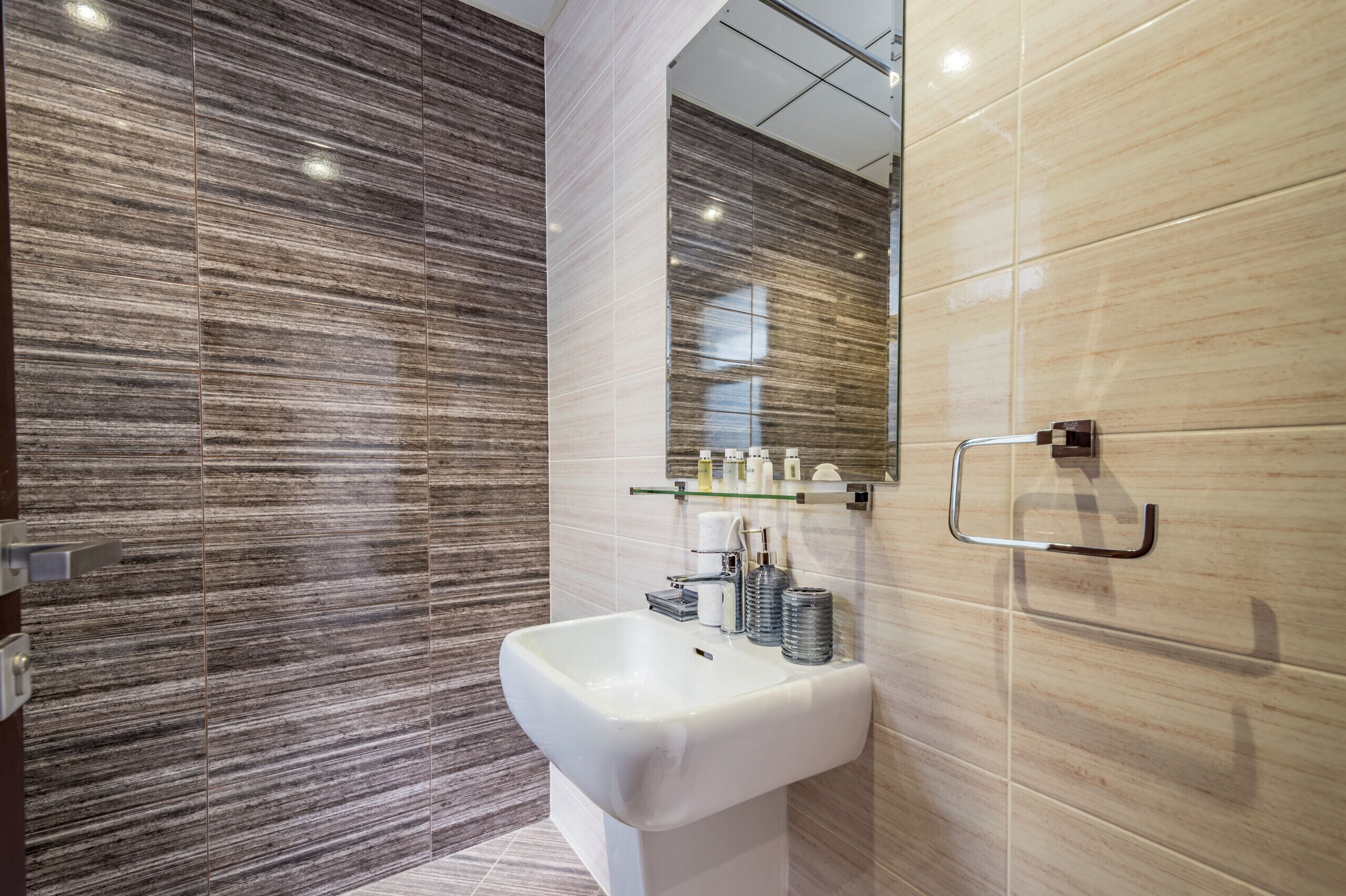 تجهيزات دش، مجففات شعر، مناشف، صابون