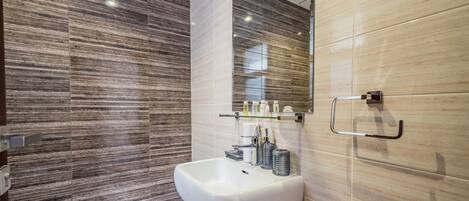 تجهيزات دش، مجففات شعر، مناشف، صابون