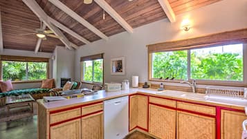 House, 2 Bedrooms | Private kitchen