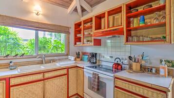 House, 2 Bedrooms | Private kitchen | Fridge, oven, stovetop, coffee/tea maker