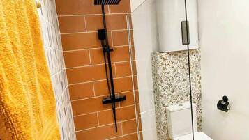 Douche, articles de toilette écologiques, sèche-cheveux