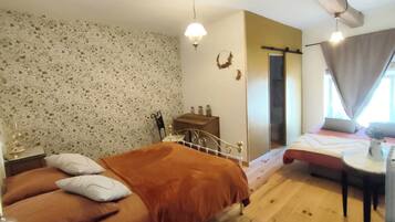 1 chambre, bureau, fer et planche à repasser, lit parapluie