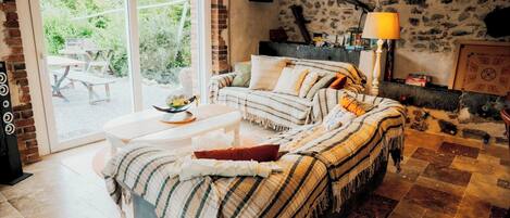 Kamin, Bücher, Musikbibliothek, Stereoanlage