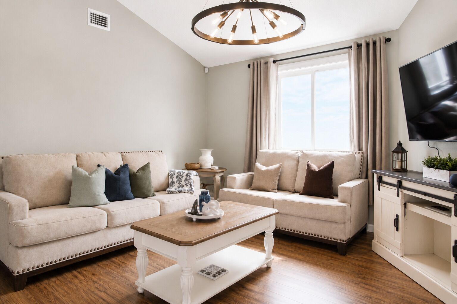 Smart TV, fireplace