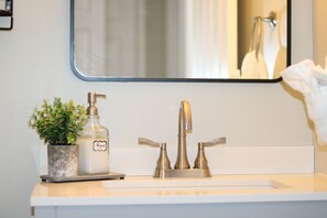 Een douche, een haardroger, handdoeken, zeep