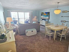 Living area - Ocean Block, 2 Bedroom Condo on 37th St. Sovereign Sea. Next to Coconuts Beach Bar and many other great places! Sovereign Sea #302 (Ocean City)