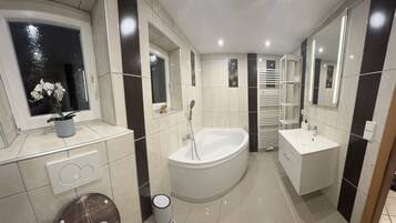 Haartrockner, Bidet, Handtücher, Seife