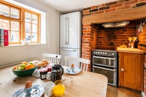 ثلاجة، ميكروويف، فرن، موقد طهي مسطح