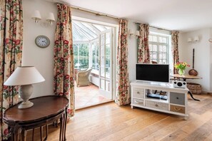 تلفزيون ذكي، مدفأة، مشغل دي في دي، كُتُب