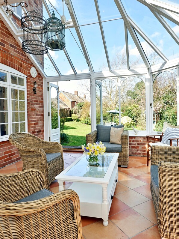 المنشأة من الداخل