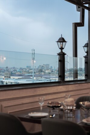 Chambre classique double ou avec lits jumeaux, vue sur la ville | Vue sur la ville