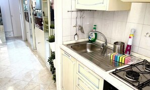 Een koelkast, een microgolfoven, een oven, een kookplaat