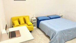 1 chambre, bureau, fer et planche à repasser, Wi-Fi gratuit