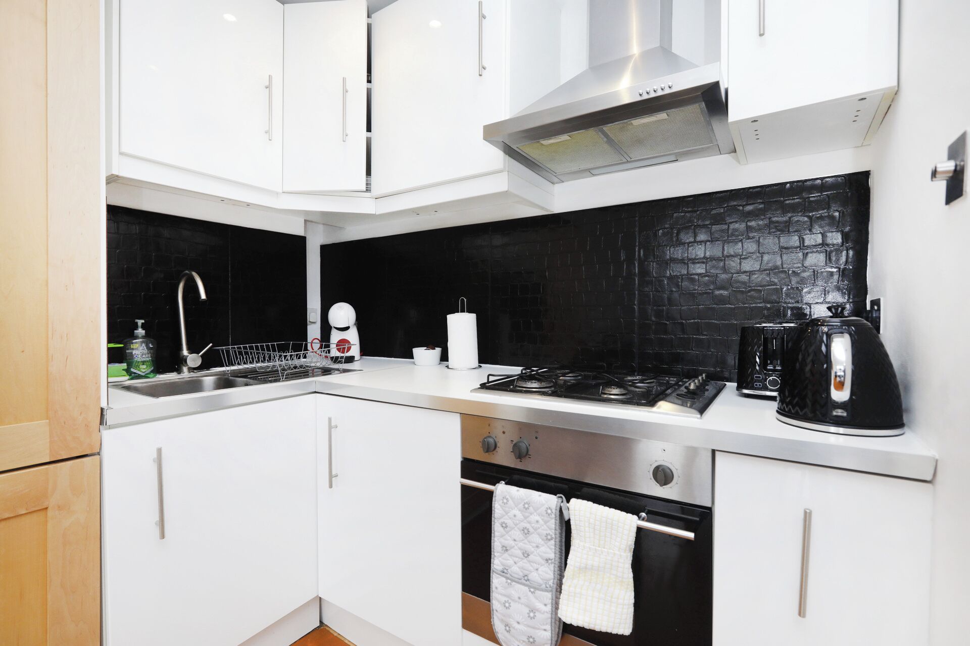 Microwave, oven, dishwasher, coffee/tea maker