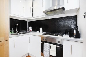 Een microgolfoven, een oven, een vaatwasser