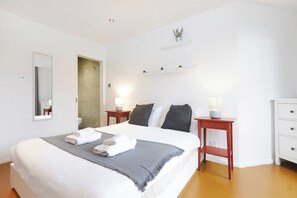2 bedrooms, iron/ironing board, WiFi, bed sheets - Notting Hill–2BR 2 Bath Apartment Near Portobello (London)