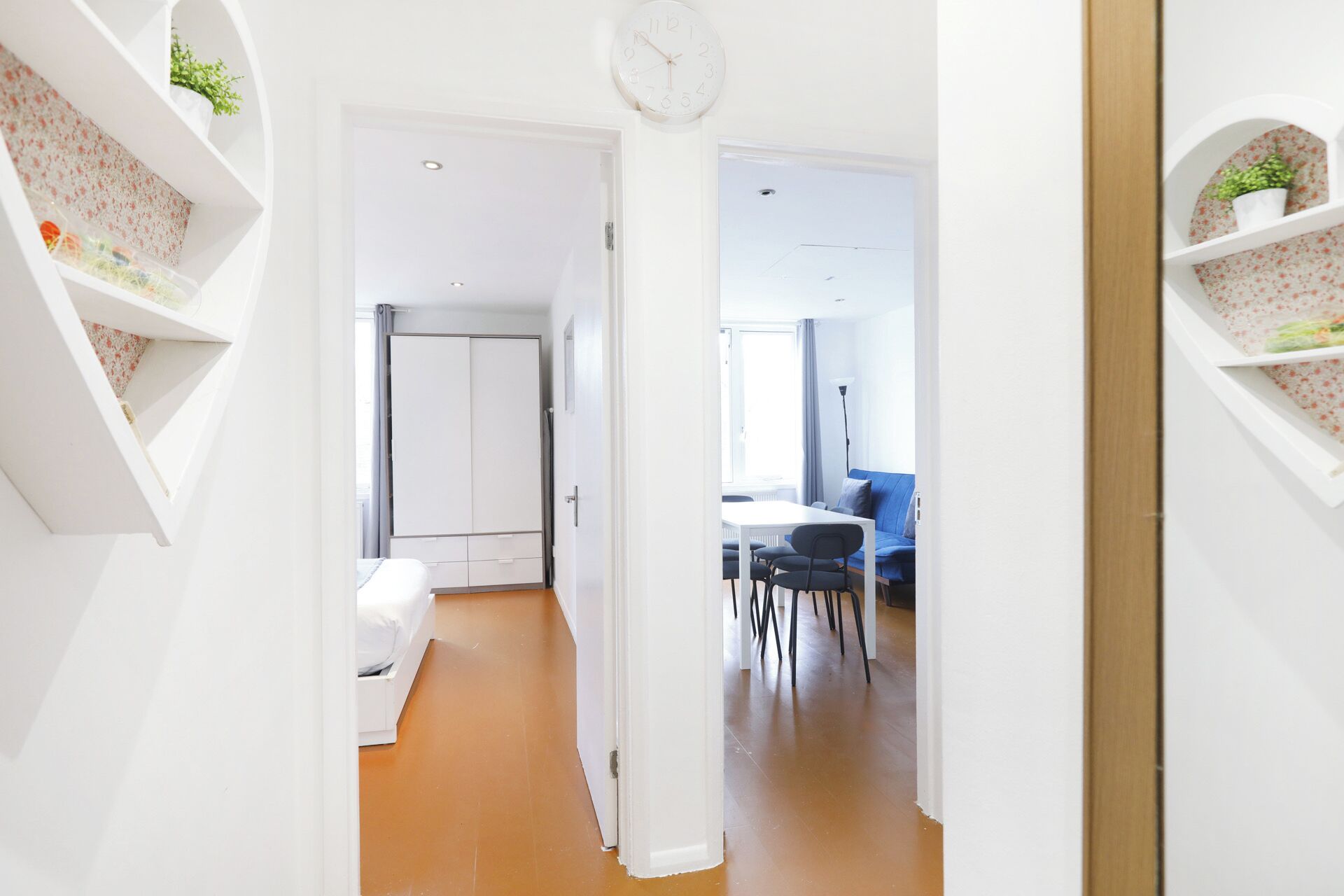 Un appartement moderne comprenant une chambre, un coin repas et un salon.