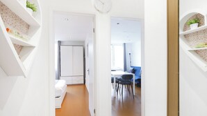 Un appartement moderne comprenant une chambre, un coin repas et un salon.