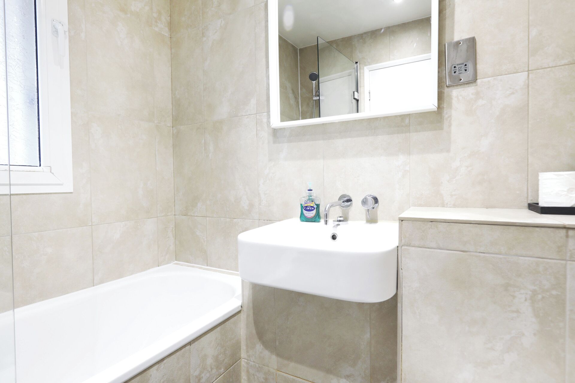 Douche, sèche-cheveux, serviettes fournies, savon