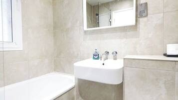 Douche, sĂšche-cheveux, serviettes fournies, savon