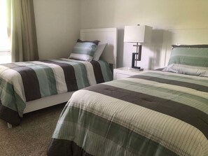 4 habitaciones, tabla de planchar con plancha y cuna de viaje