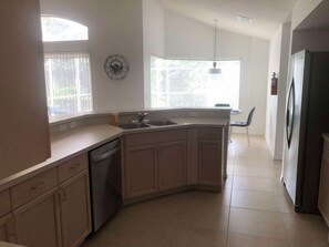 冷蔵庫、電子レンジ、オーブン、コンロ