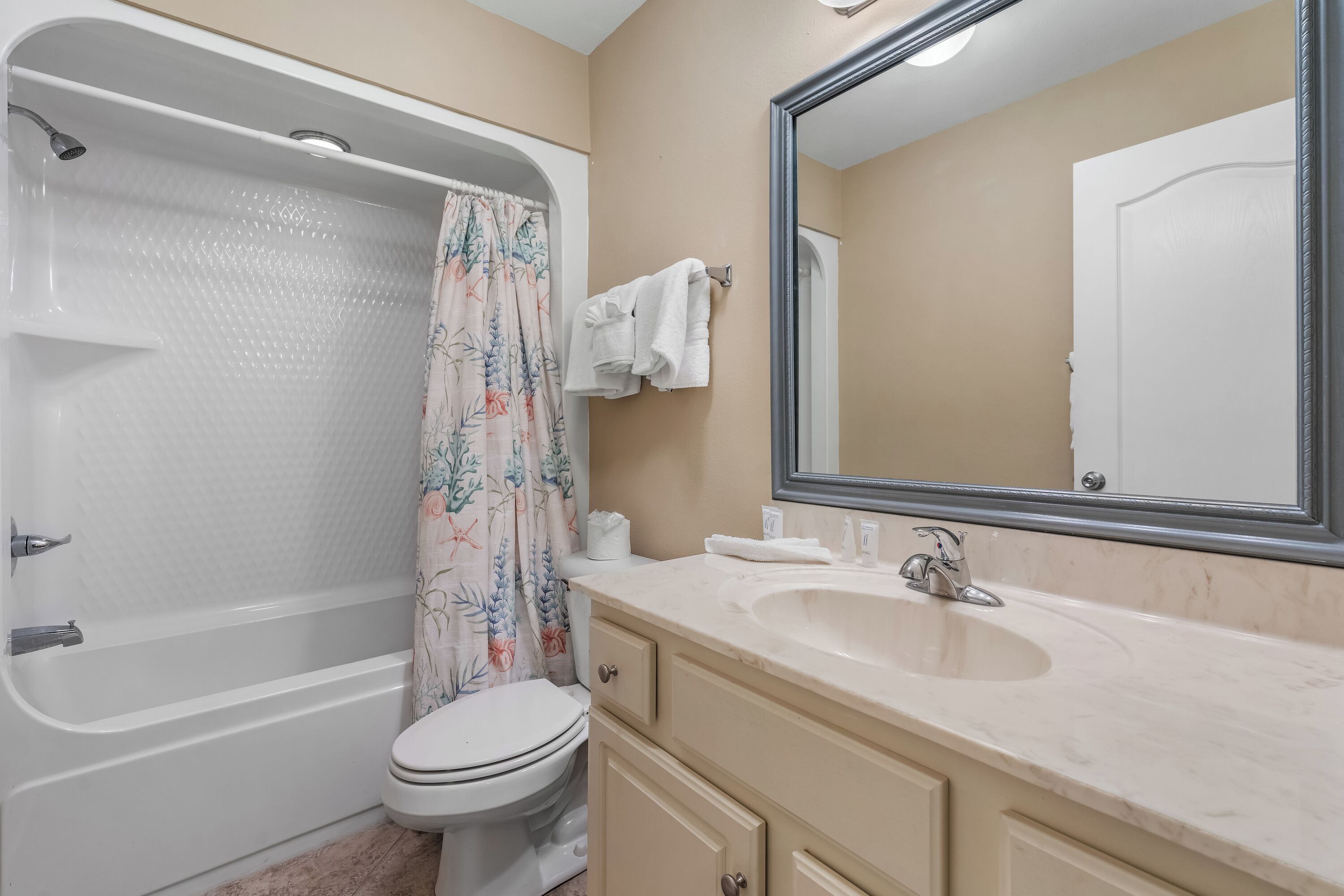 Un baño con bañera, inodoro y lavabo.