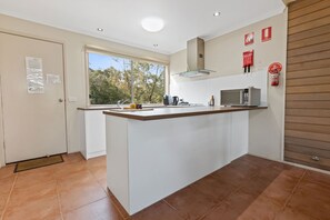 ثلاجة، ميكروويف، موقد طهي مسطح، محمصة خبز