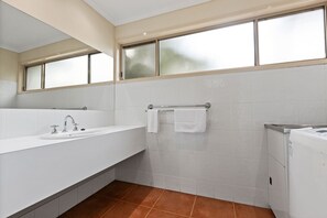 Shower, towels - Secluded lodges perfect for nature lovers (Forge Creek)