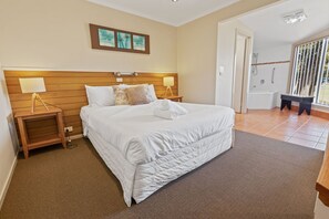 2 bedrooms, free WiFi, bed sheets - Steamer - Waterfront Retreat: Secluded lodges perfect for nature lovers (Forge Creek)