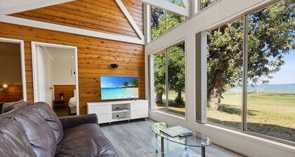 Tarra - Waterfront Retreat: Secluded lodges perfect for nature lovers