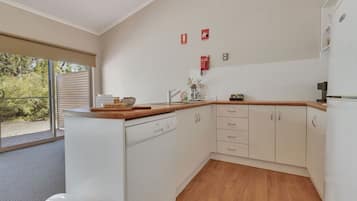 Fridge, microwave, stovetop, dishwasher