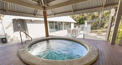 Ivanhoe - Waterfront Retreat: Secluded lodges perfect for nature lovers
