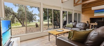 Tanjil - Waterfront Retreat: Secluded lodges perfect for nature lovers