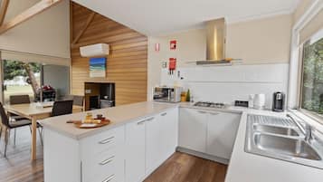 Réfrigérateur, micro-ondes, plaque de cuisson, grille-pain