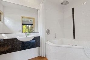 Douche, baignoire Ă jets, serviettes fournies