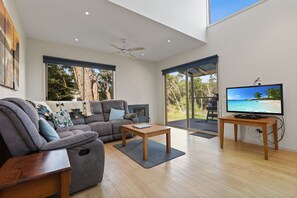 TV - Despatch - Waterfront Retreat: Secluded lodges perfect for nature lovers (Forge Creek)