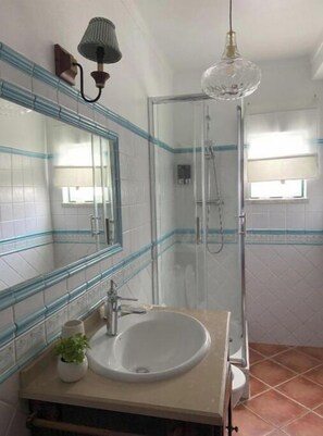 Haartrockner, Handtücher, Seife, Toilettenpapier
