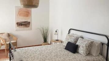 3 bedrooms, iron/ironing board, WiFi, bed sheets