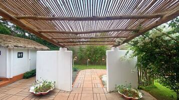 Vista frontal de la propiedad