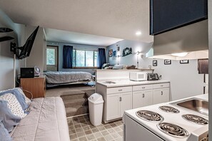 1 bedroom, WiFi, bed sheets - Cascades studio Sleeps 3 (Newry)