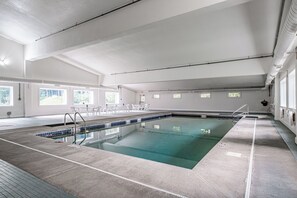 Innendørsbasseng og et oppvarmet basseng