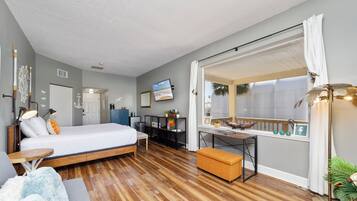 Standard Studio, Balcony, Harbour View | Individually decorated, individually furnished, free WiFi, bed sheets