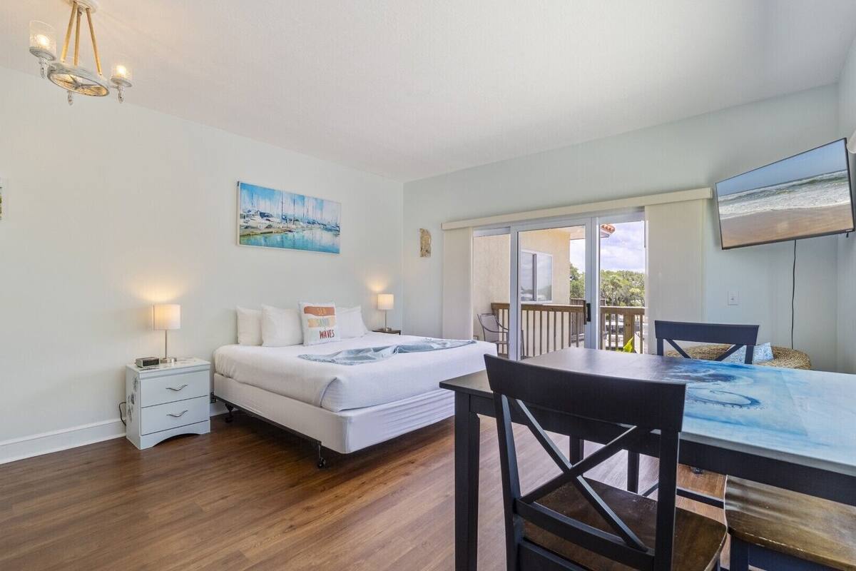 Estudio estándar, balcón, vista al puerto | 1 habitación, decoración personalizada y muebles diferentes