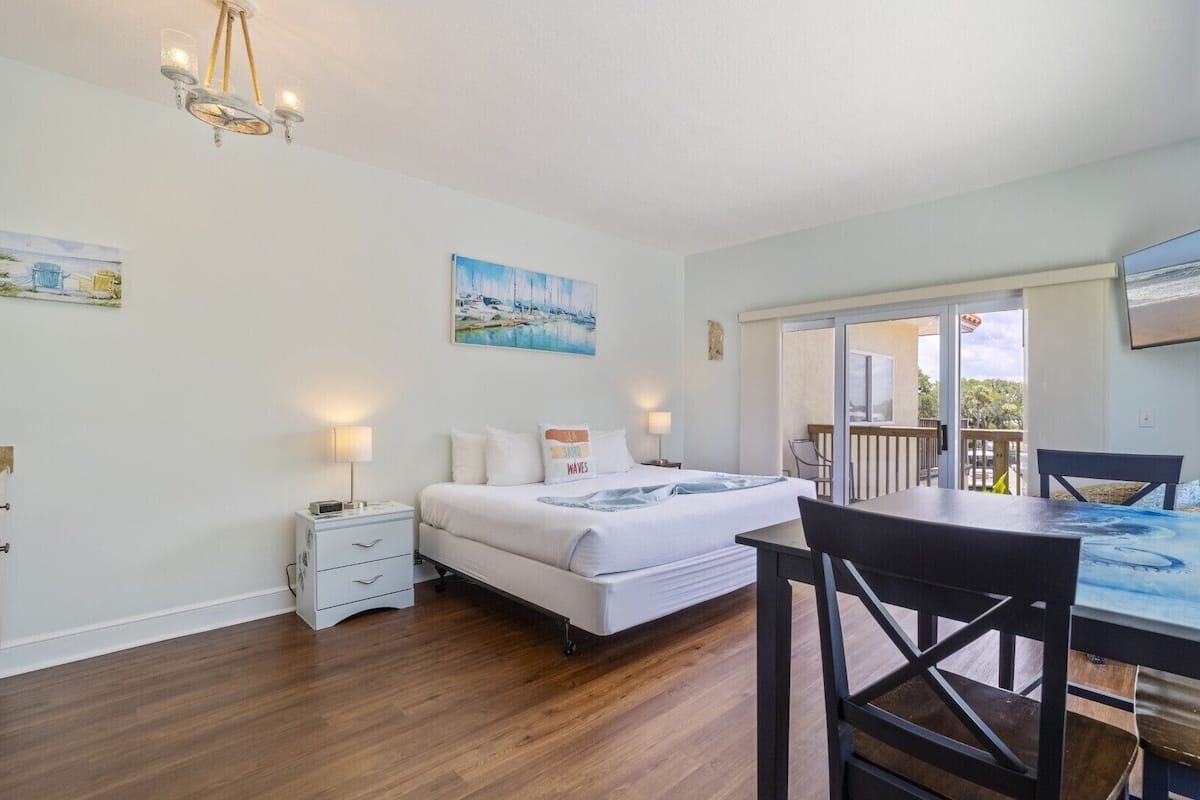Standard Studio, Balcony, Harbor View | Individually decorated, individually furnished, free WiFi, bed sheets