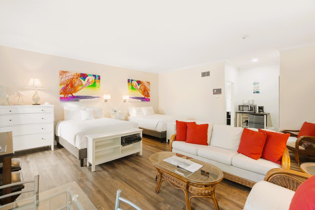 Traditional Studio, Balcony, Harbor View | Living area | 40-inch TV with cable channels