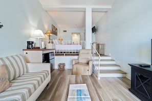 Studio Standard, balcon, vue port | Coin séjour | Télévision de 40 pouces avec chaînes par câble