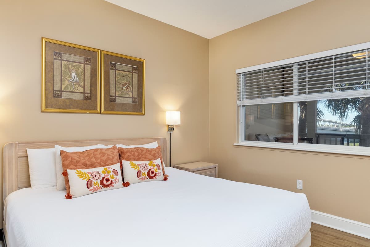 Estudio estándar, balcón, vista al puerto | Wifi gratis, decoración personalizada y muebles diferentes 